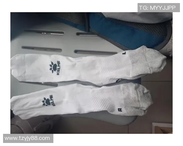 球星足球鞋磨脚后跟问题解决方案，剪开设计提升舒适度与性能